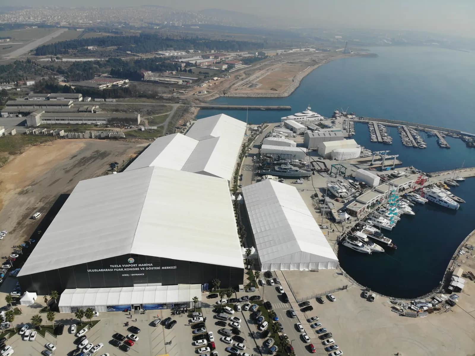 Havadan marina ve rıhtım boyunca uzanan beyaz fuar çadırı