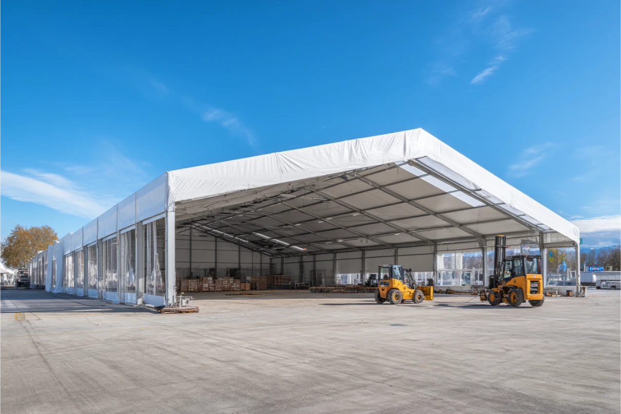 Ucu açık geniş açıklıklı endüstriyel çadır, içinde iki forklift ve palet istifleri