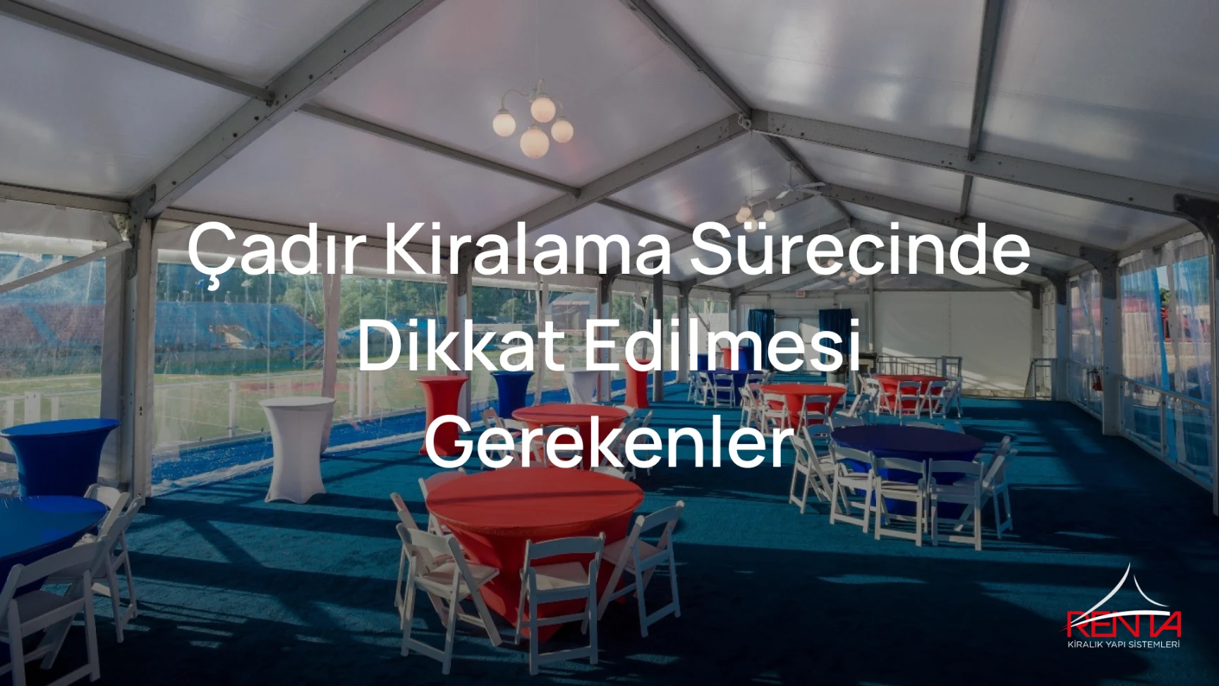 Şeffaf yan cepheli çadır içinde renkli örtülü yuvarlak masalar ve beyaz sandalyeler