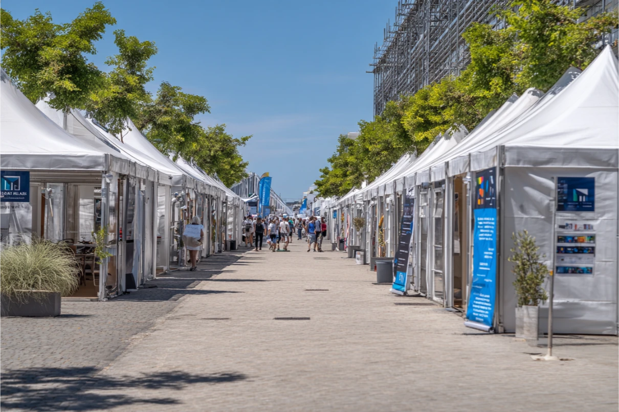 Fuar sokağının iki yanında sıralanmış beyaz stand çadırları ve roll-up bannerlar