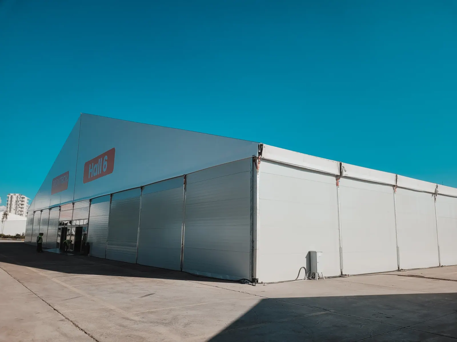 Growtech Antalya fuar alanında Hall 6 yazılı, sert yan duvarlı beyaz A çatılı büyük fuar holü
