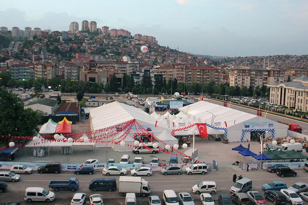 Kocaeli'de kermes organizasyonu için kurulan etkinlik çadırı