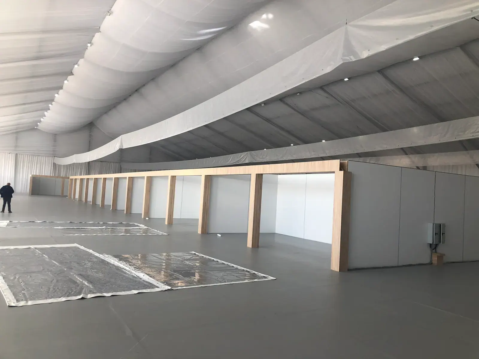 Maltepe İl Günleri etkinlik çadırının ahşap çerçeveli bölme duvarlarla ayrılmış, gri zeminli iç mekânı