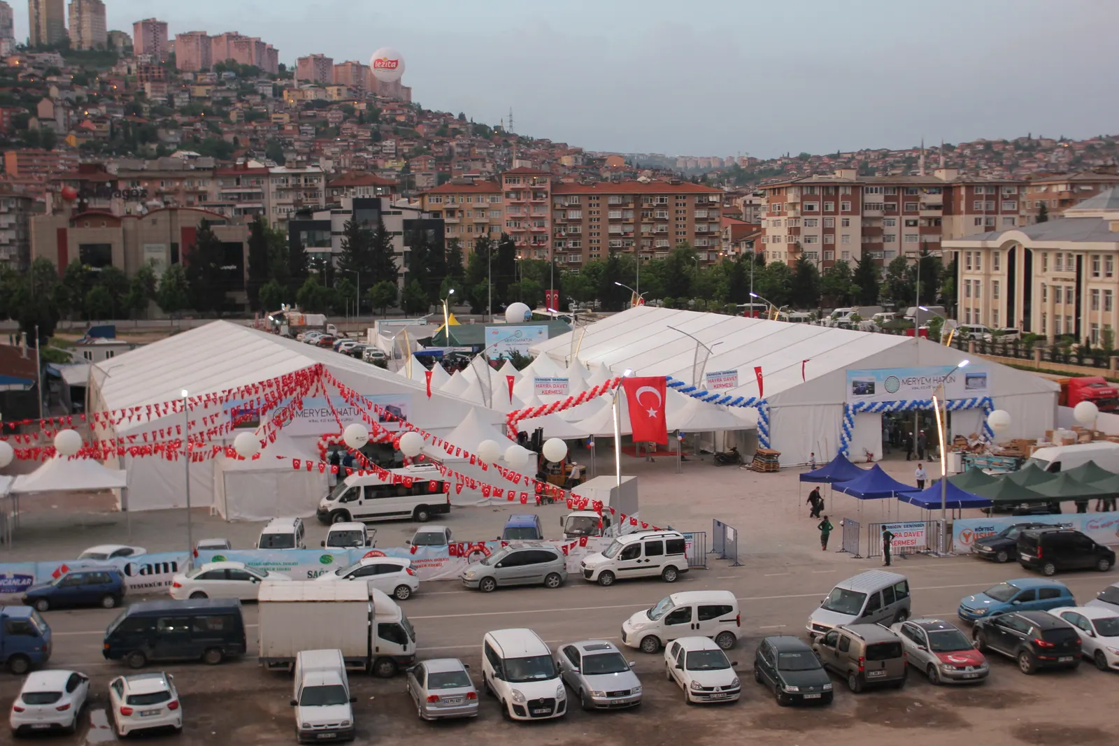 Havadan meydan görünümü: kırmızı-beyaz kurumsal etkinlik çadırları