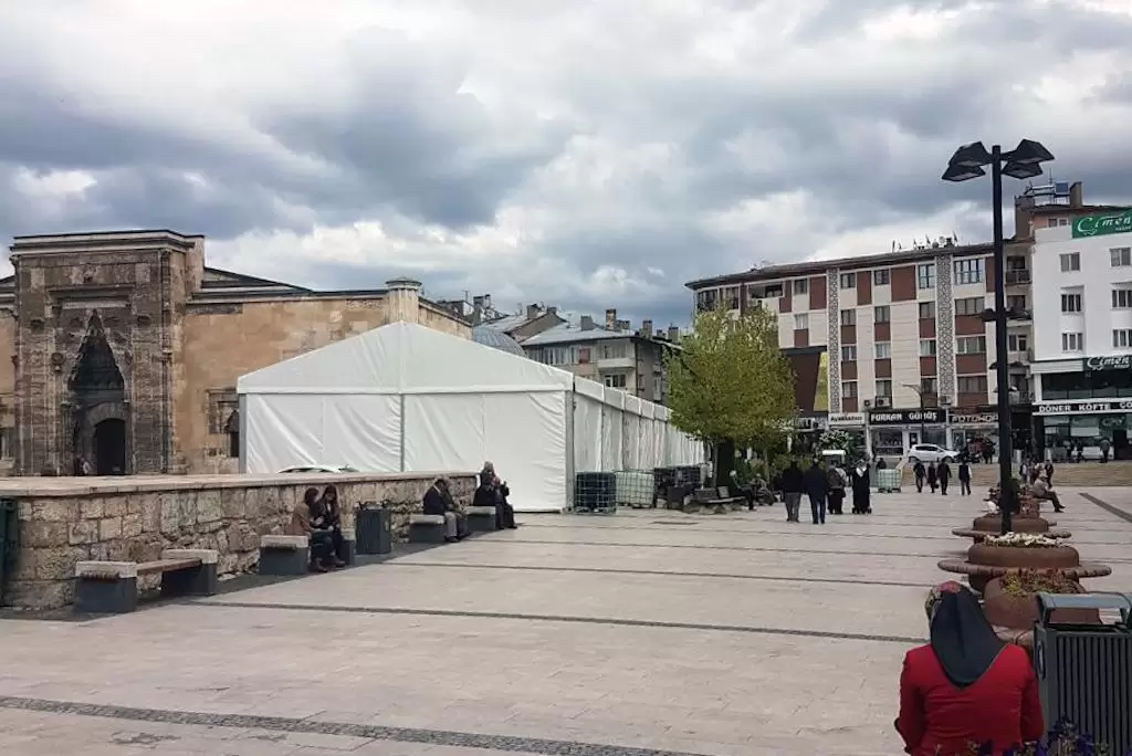 Sivas'ta tarihi yapının yanındaki meydanda kurulmuş iftar çadırı