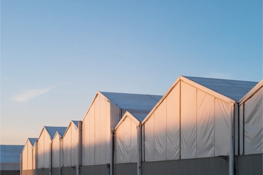 Sandviç Panel Depo mu, Endüstriyel Çadır mı? Karşılaştırmalı Rehber (2025) sandvic panel depo cadiri