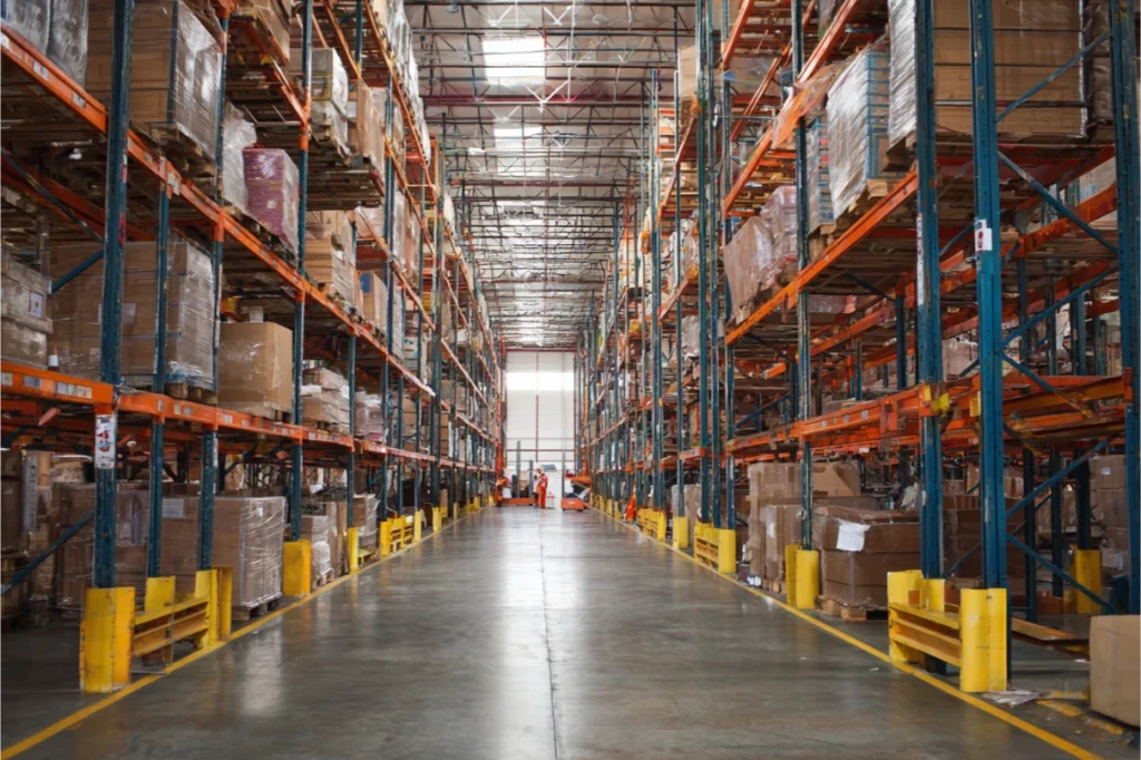 Depo Çadırı Metraj Hesabı: Kaç m²’ye İhtiyacınız Var? (Açıklık, Yükseklik, Statik) u6848942153 Interior of warehouse tent with modular shelving 4579074e 1cc9 47da aaf3 00a602c40ee6 2